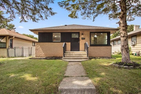Photo of 4941 N Sherman Blvd, Milwaukee, WI 53209 (MLS # 1977772)