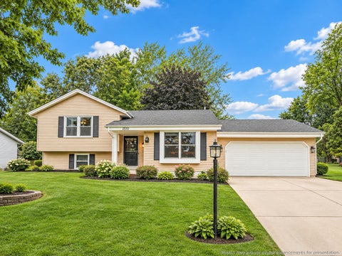 Photo of 2530 University Dr, Waukesha, WI 53188 (MLS # 1981152)