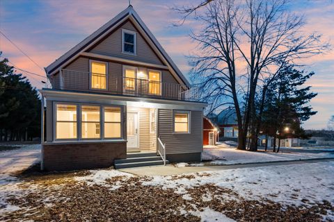 Photo of 1050-1052 Arrowhead Rd, Grafton, WI 53024 (MLS # 1950234)