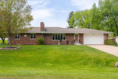 Photo of 2611 Greenwood Dr, La Crosse, WI 54601 (MLS # 1961148)