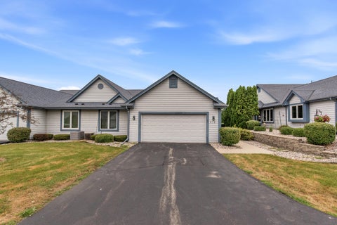 Photo of 978 Bay View Cir, Mukwonago, WI 53149 (MLS # 1980064)