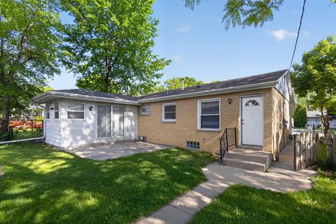 Photo of 8531 W Lawrence Ave, Milwaukee, WI 53225 (MLS # 1967011)