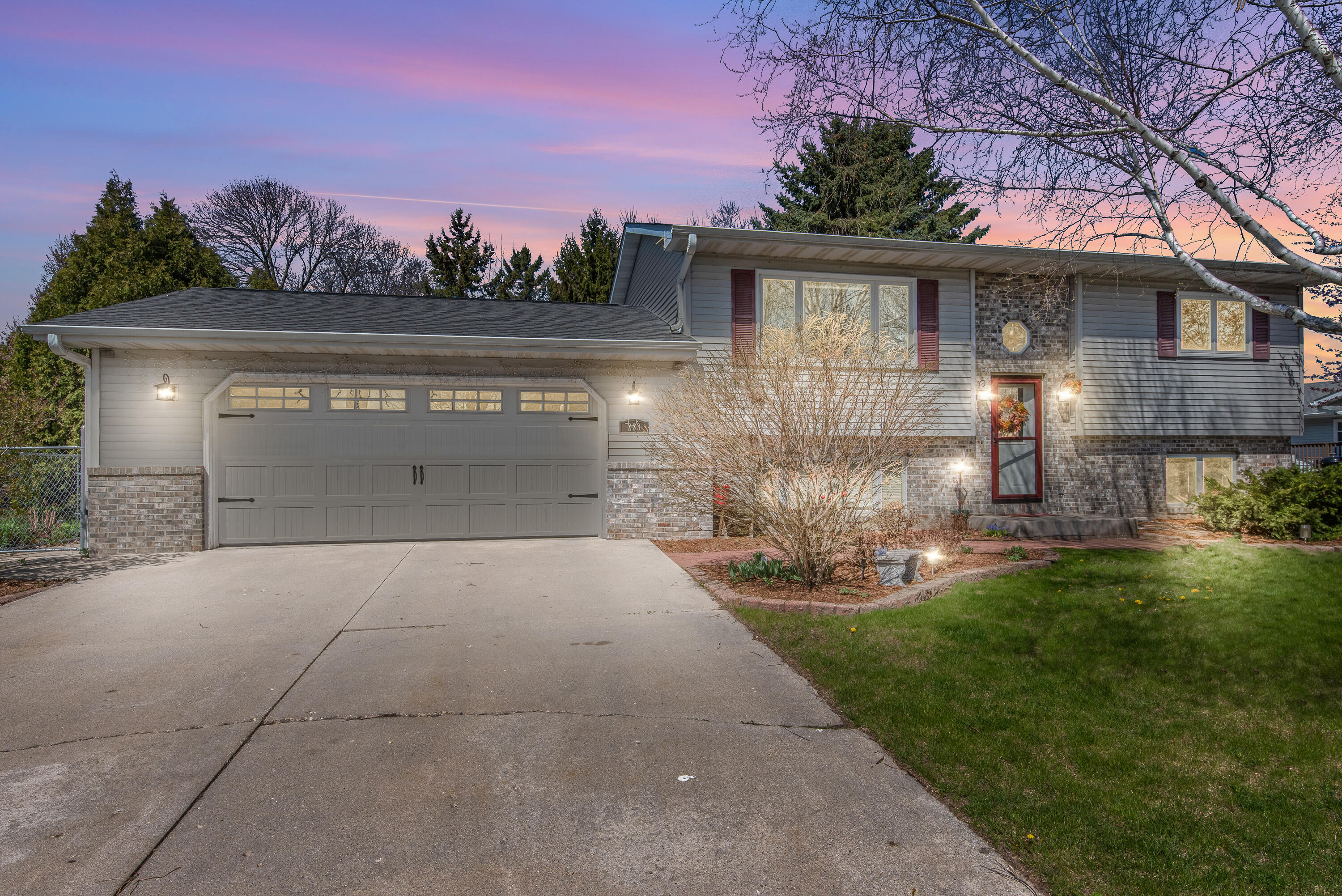 Belgium, Wisconsin 53004, United States, 3 Bedrooms Bedrooms, ,2 BathroomsBathrooms,Residential,Pending,127605