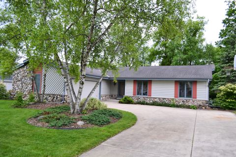 Photo of 7827 W Canterbury Ct, Franklin, WI 53132 (MLS # 1920177)