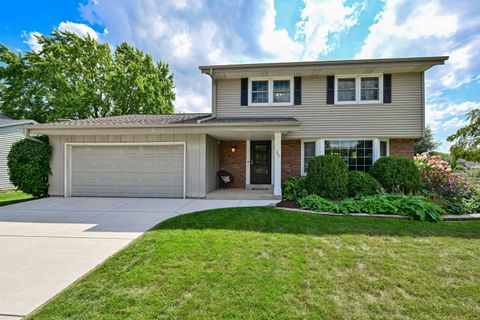 Photo of 345 E Parkway Estates Dr, Oak Creek, WI 53154 (MLS # 1933541)