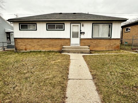 Photo of 8243 W Grantosa Dr, Milwaukee, WI 53218 (MLS # 1955583)