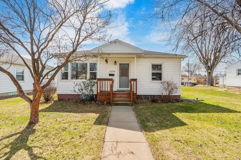 Photo of 2134 Redfield St, La Crosse, WI 54601 (MLS # 1955877)
