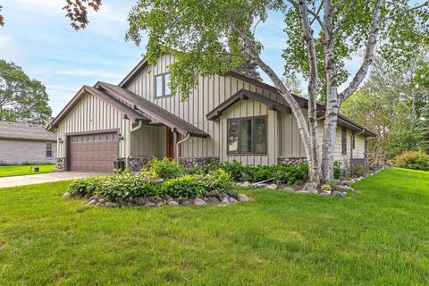 Photo of 7701 W Coventry Dr, Franklin, WI 53132 (MLS # 1922969)