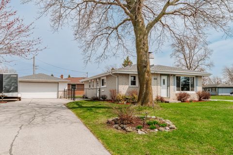 Photo of 4386 S Honey Creek Dr, Greenfield, WI 53220 (MLS # 1957114)