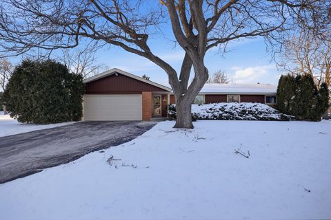 Photo of N72W15292 Patio Ct, Menomonee Falls, WI 53051 (MLS # 1946402)