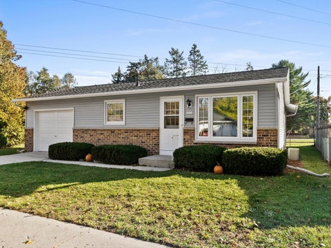 Photo of 2021 Fairmont St, Manitowoc, WI 54220 (MLS # 1986747)
