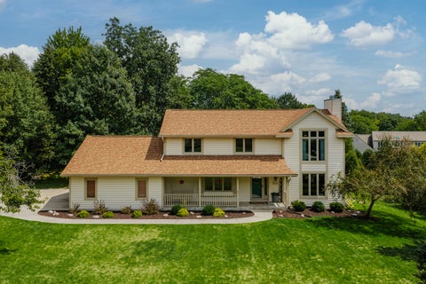Photo of W237N3390 Five Fields Rd, Pewaukee, WI 53072 (MLS # 1981059)