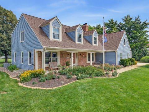 Photo of 149 Hickory Dr, Delafield, WI 53018 (MLS # 1983512)