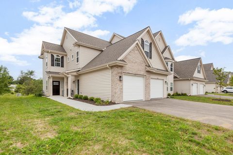 Photo of 1820 Horseshoe Ln, Slinger, WI 53086 (MLS # 1944990)