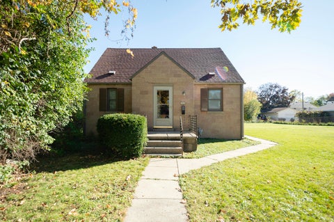 Photo of 3828 S 40th St, Greenfield, WI 53221 (MLS # 1985853)