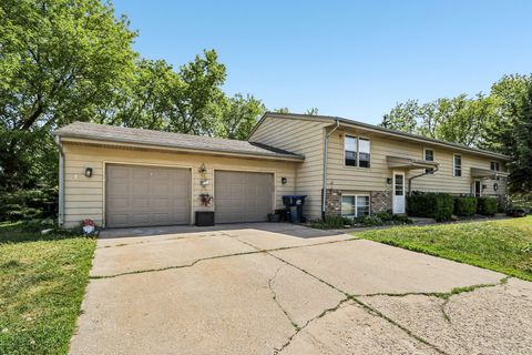 Photo of W233N6045 Teakwood Ct, Sussex, WI 53089 (MLS # 1964979)