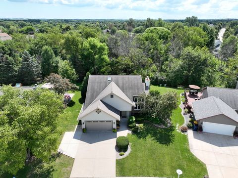 Photo of 641 E Bridlewood Ln, Oak Creek, WI 53154 (MLS # 1932954)