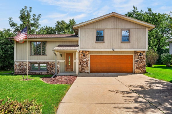 3560 S OAKDALE DR, NEW BERLIN, WI 53151 - Image 60ea9c5e7d288fb51d5eac407fbf35cd/2992408236