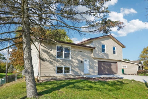 Photo of 655 E Parkway Estates Dr, Oak Creek, WI 53154 (MLS # 1986580)