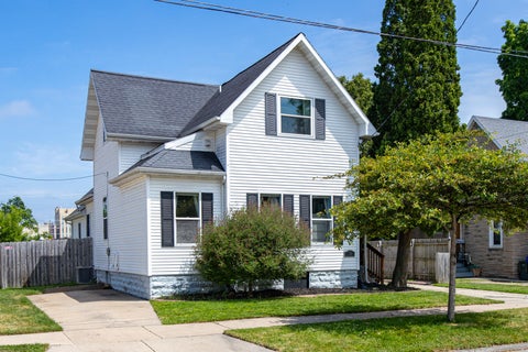 Photo of 138 N Locust St, Appleton, WI 54914 (MLS # 1966856)
