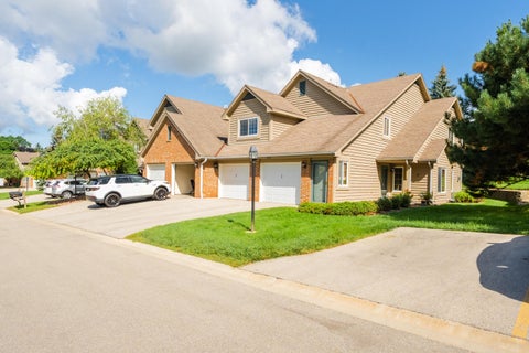Photo of 18600 Brookfield Lake Dr, Brookfield, WI 53045 (MLS # 1977696)