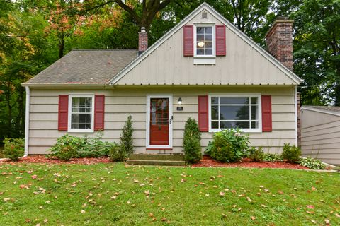 Photo of 17525 Tremont St, Brookfield, WI 53045 (MLS # 1936504)