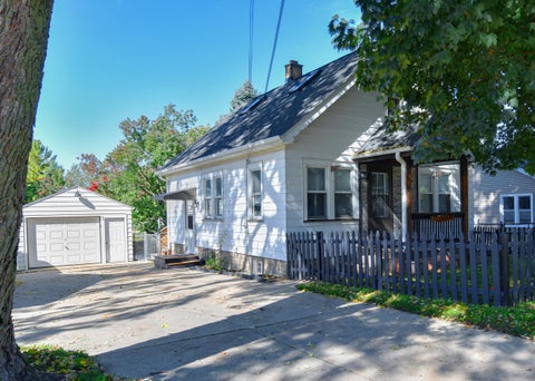 Photo of 1462 Cleveland Ave, Waukesha, WI 53186 (MLS # 1983482)