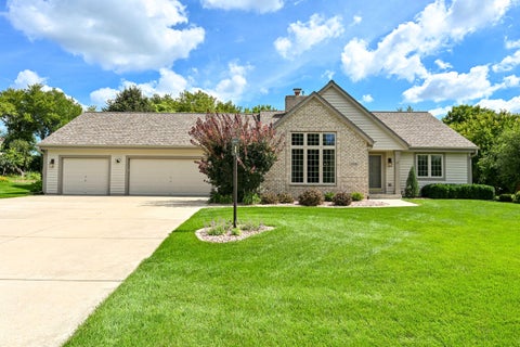 Photo of 9558 S Fairway Cir, Franklin, WI 53132 (MLS # 1976633)
