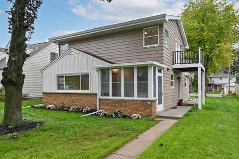 Photo of 818 S 116th St, West Allis, WI 53214 (MLS # 1983068)
