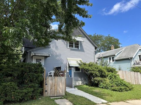 Photo of 3130 W Cameron Ave, Milwaukee, WI 53209 (MLS # 1960665)