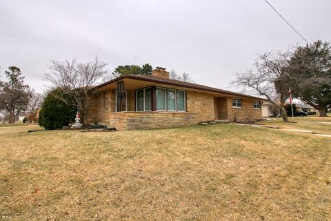Photo of 1000 17th Ave, South Milwaukee, WI 53172 (MLS # 1952377)