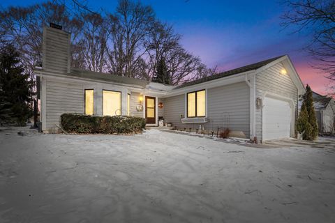 Photo of 810 E Marquette Ave, Oak Creek, WI 53154 (MLS # 1948086)