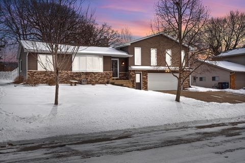 Photo of 1024 Parkridge Dr, Onalaska, WI 54650 (MLS # 1947942)