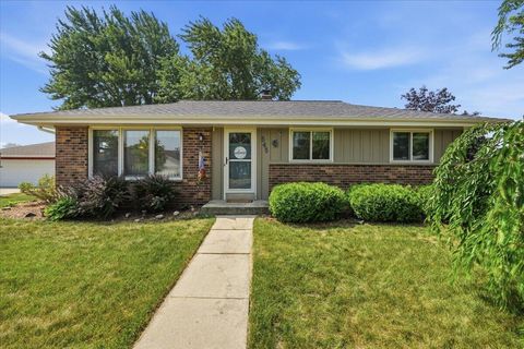 Photo of 545 E Estates Pl, Oak Creek, WI 53154 (MLS # 1971743)
