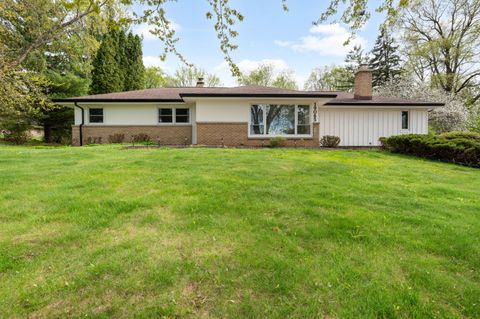 Photo of 19065 North Hills Dr, Brookfield, WI 53045 (MLS # 1961322)