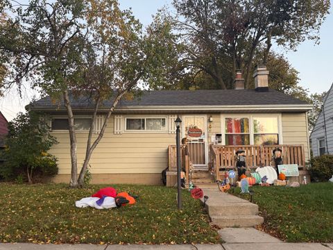 Photo of 8014 W Grantosa Dr, Milwaukee, WI 53218 (MLS # 1940286) Photo of 8014 W Grantosa Dr, Milwaukee, WI 53218 (MLS # 1940286)