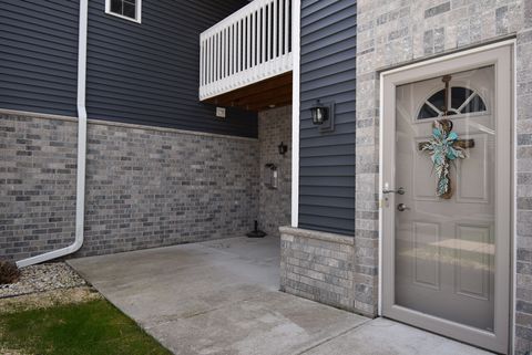 Photo of 410 W Aspen Dr, Oak Creek, WI 53154 (MLS # 1915600)