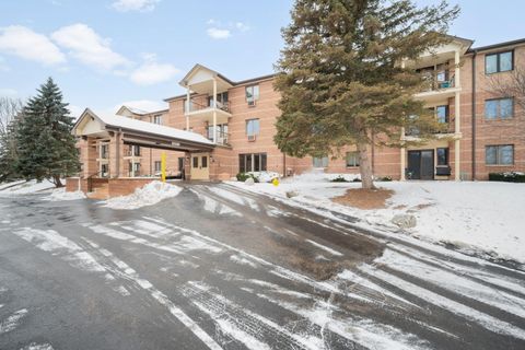 Photo of 530 N Silverbrook Dr, West Bend, WI 53090 (MLS # 1949623)