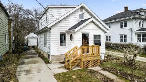 Photo of 620 N 5th St, Manitowoc, WI 54220 (MLS # 1957549)