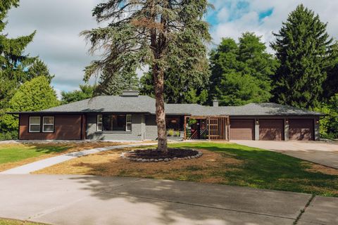 Photo of 5410 W Pleasant Dr, Mequon, WI 53092 (MLS # 1895689)