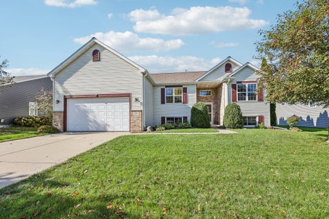 Photo of 323 Stonefield Ln, Lake Mills, WI 53551 (MLS # 1985930)