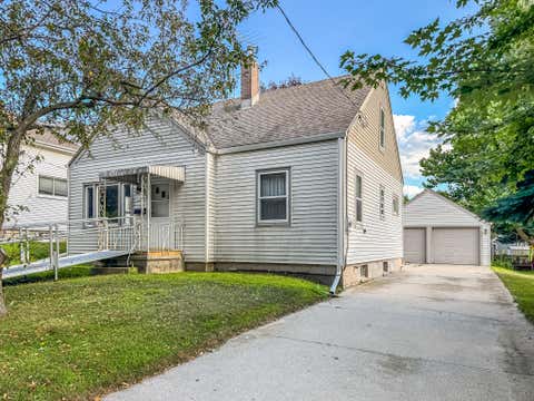 Photo of 1109 Flambeau St, Manitowoc, WI 54220 (MLS # 1977717)