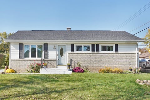 Photo of 3618 W Parnell Ave, Milwaukee, WI 53221 (MLS # 1985955)
