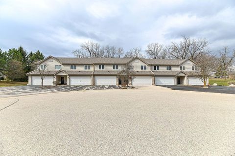 Photo of 1915 Mallard Pointe Cir, Waukesha, WI 53189 (MLS # 1957878)