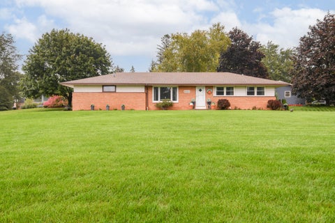 Photo of 18550 Brookridge Dr, Brookfield, WI 53045 (MLS # 1982263)