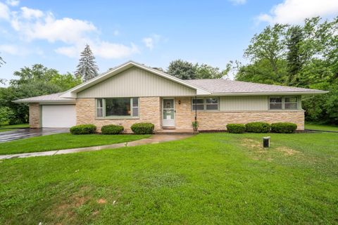 Photo of W199N9511 Wellington Dr, Menomonee Falls, WI 53051 (MLS # 1931143)