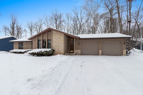 Photo of 1444 Hazelwood Dr, Manitowoc, WI 54220 (MLS # 1944579)
