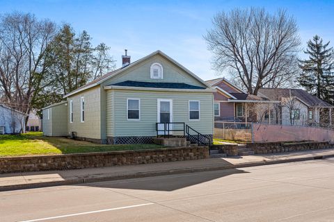 Photo of 1407 4th St S, La Crosse, WI 54601 (MLS # 1957063)