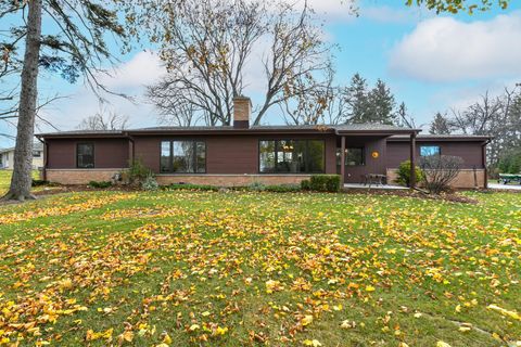 Photo of 8409 W Hillview Dr, Mequon, WI 53097 (MLS # 1898999)