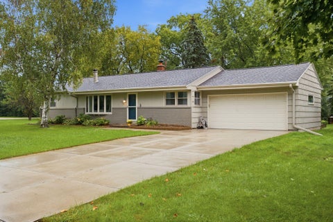 Photo of 240 Prospect Dr, Brookfield, WI 53005 (MLS # 1979510)